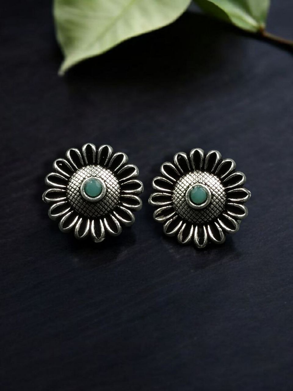 Vintage Look Flower Design Toe Ring | Oxidized Silver Replica Stone Work Best Jewelry for Women - Image 3