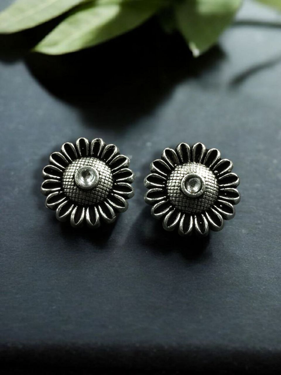 Vintage Look Flower Design Toe Ring | Oxidized Silver Replica Stone Work Best Jewelry for Women - Image 2